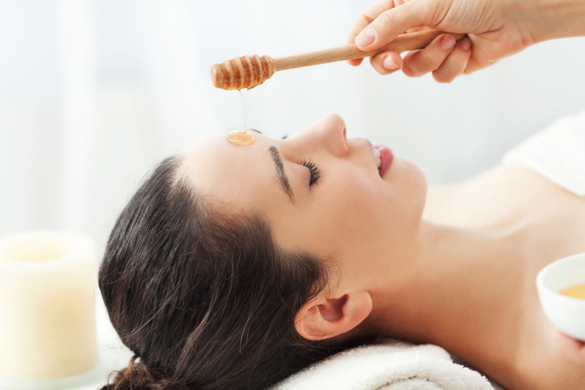 Sử dụng mật ong trị mụn cám