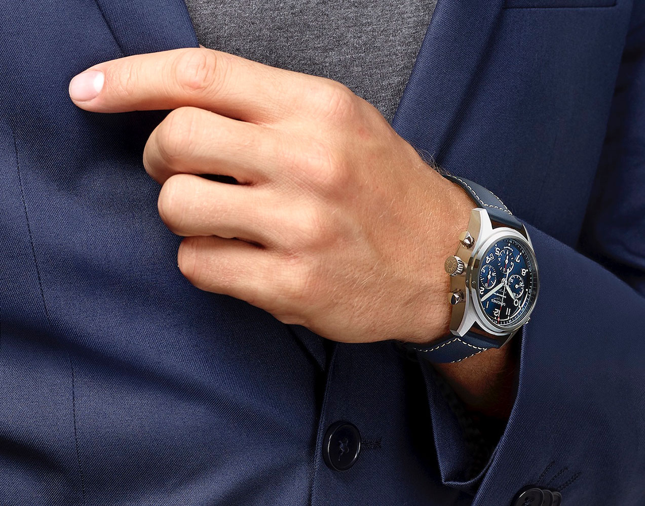 Mẫu đồng hồ Longines Spirit phiên bản bấm giờ (chronograph) thanh lịch trên cổ tay