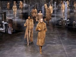 Fendi Thu Đông 2021: Kim Jones khai thác logomania đậm chất streetwear