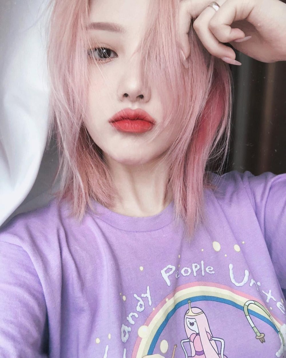 Tóc mái lệch nhuộm hồng pastel