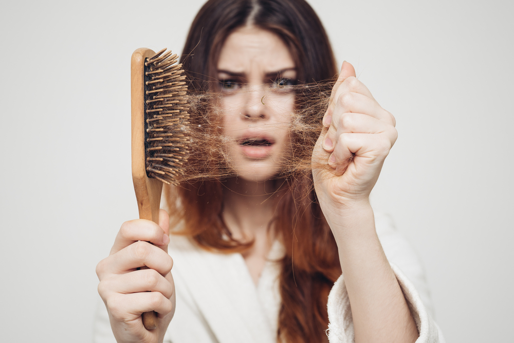 Tóc lâu mọc hơn và trông thiếu sức sống