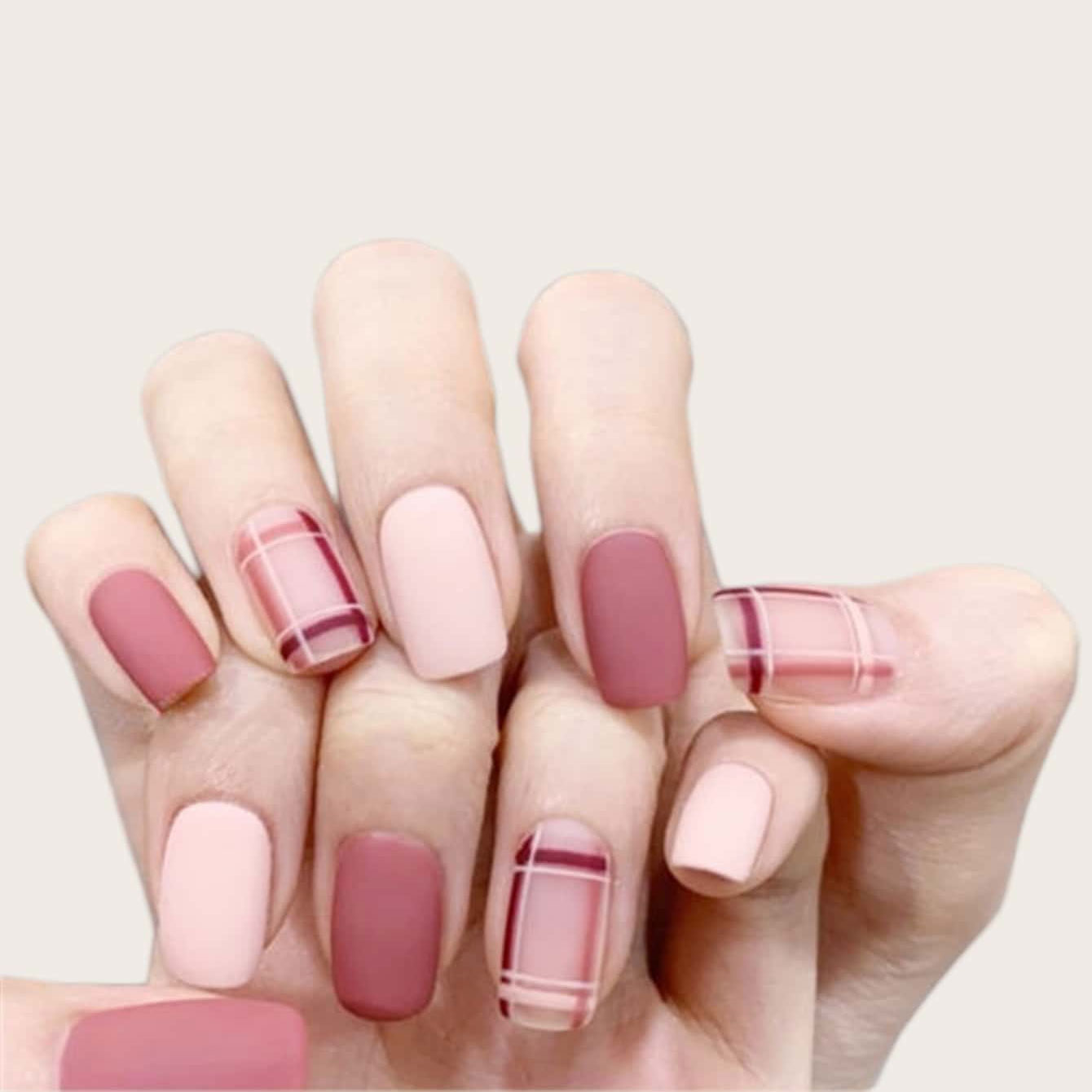 Mẫu móng tay màu hồng đất giúp tạo đôi tay thon dài, thanh thoát