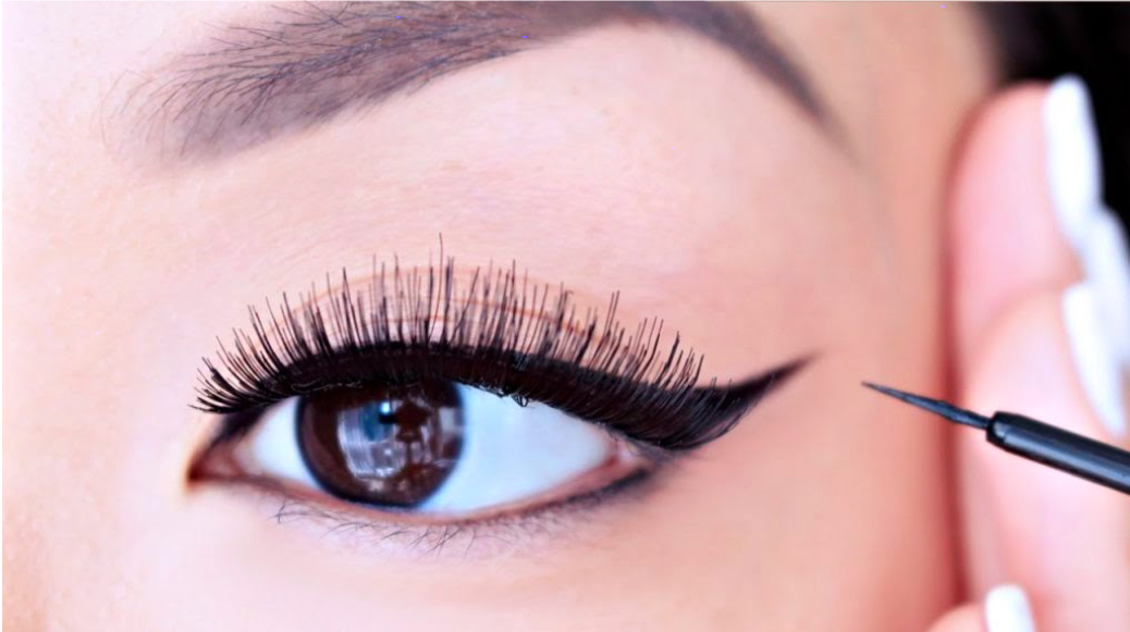 Cách kẻ mắt nước đơn giản bằng cách giữ phần đuôi