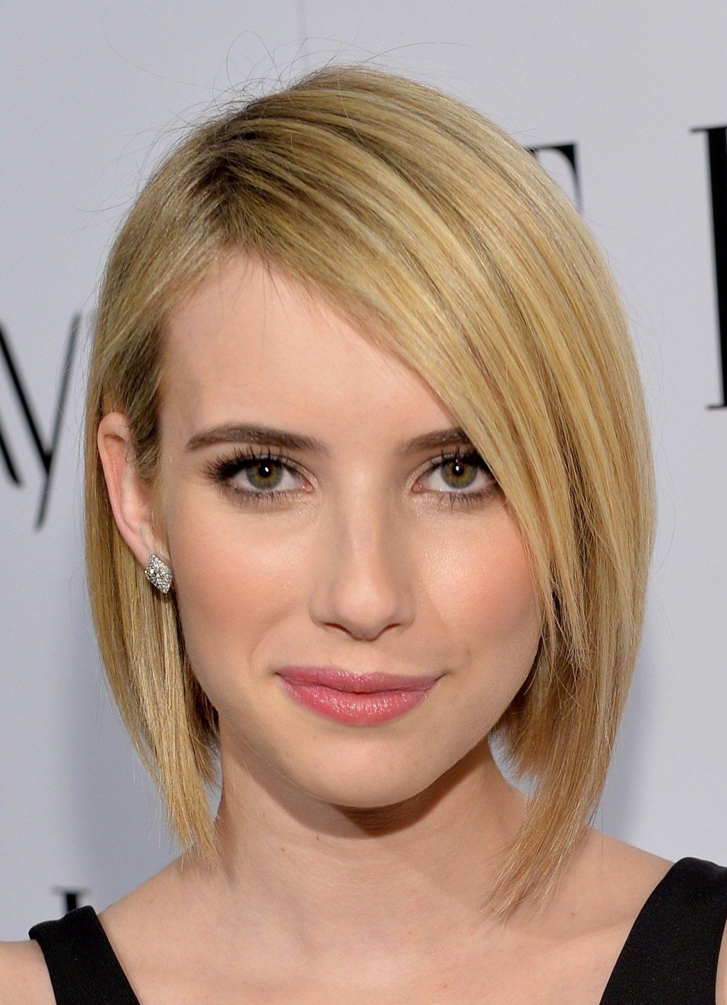 emma roberts với kiểu tóc mái lệch: