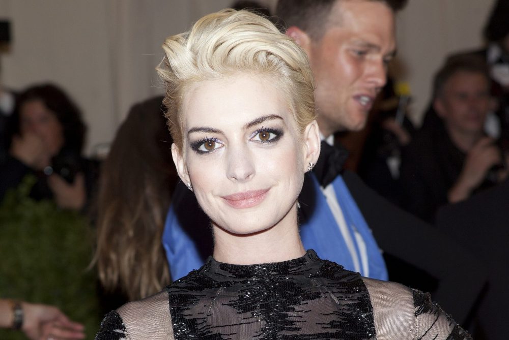 Anne Hathaway nhuộm tóc màu trắng