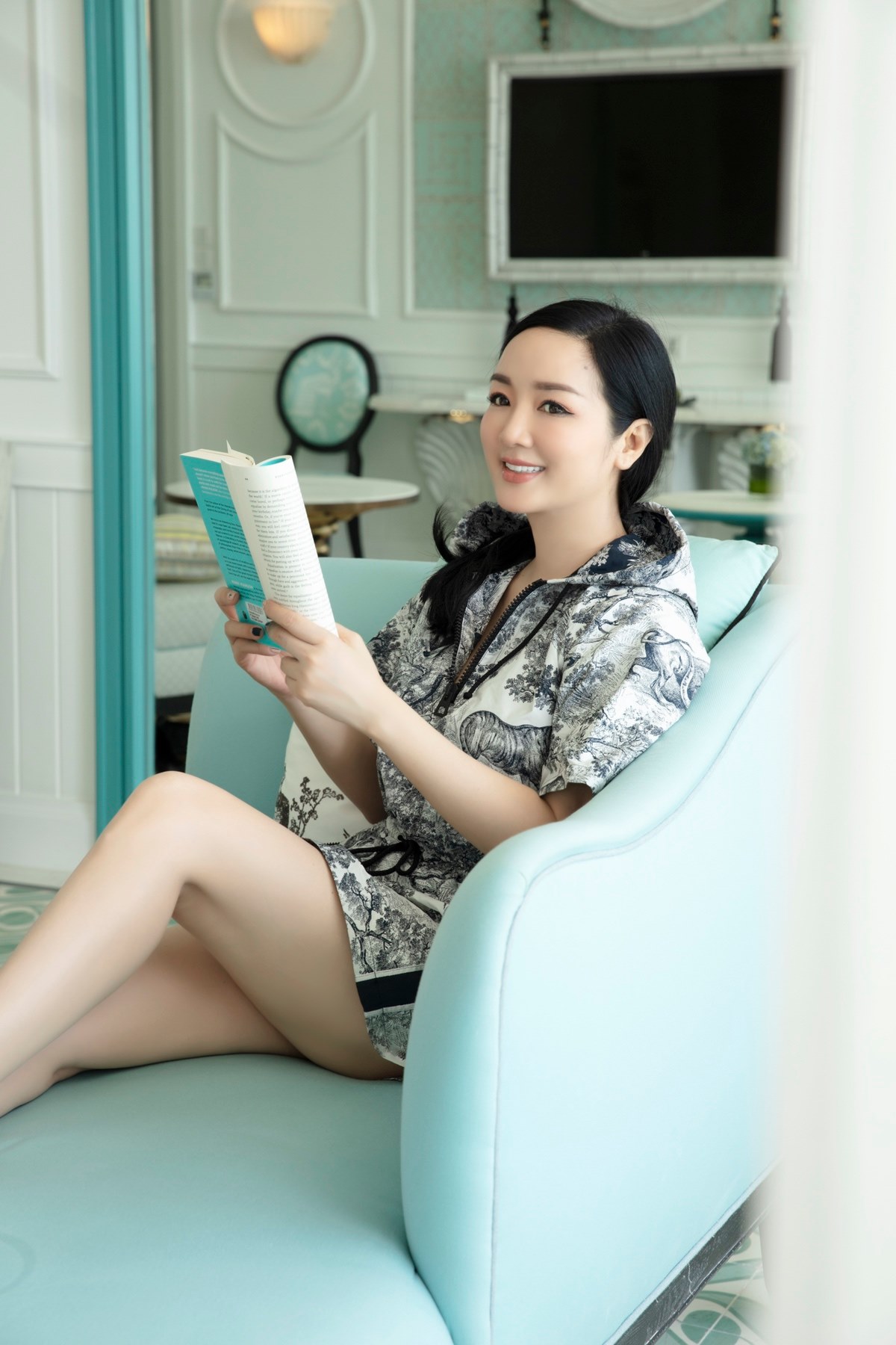 Ở nhà cũng phải sang chảnh như Giáng My, thả dáng với đồ mặc nhà Dior Chez Moi