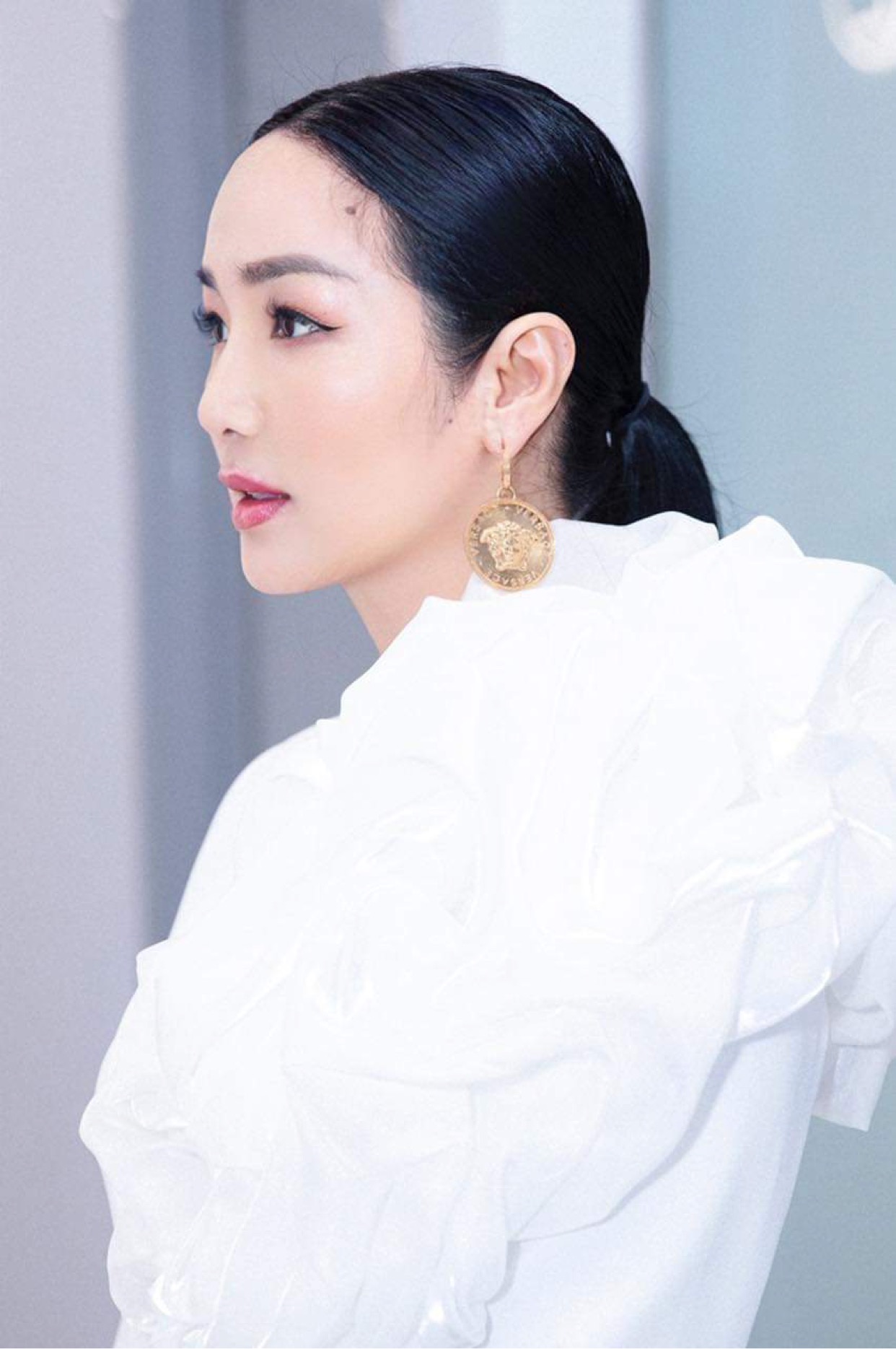 Giáng My lộng lẫy với túi Versace Virtus