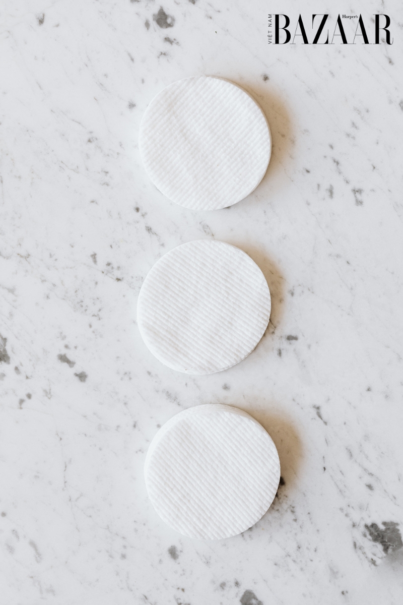 BZ-dieu-tri-mun-thoi-quen-sinh-hoat-cotton-pad