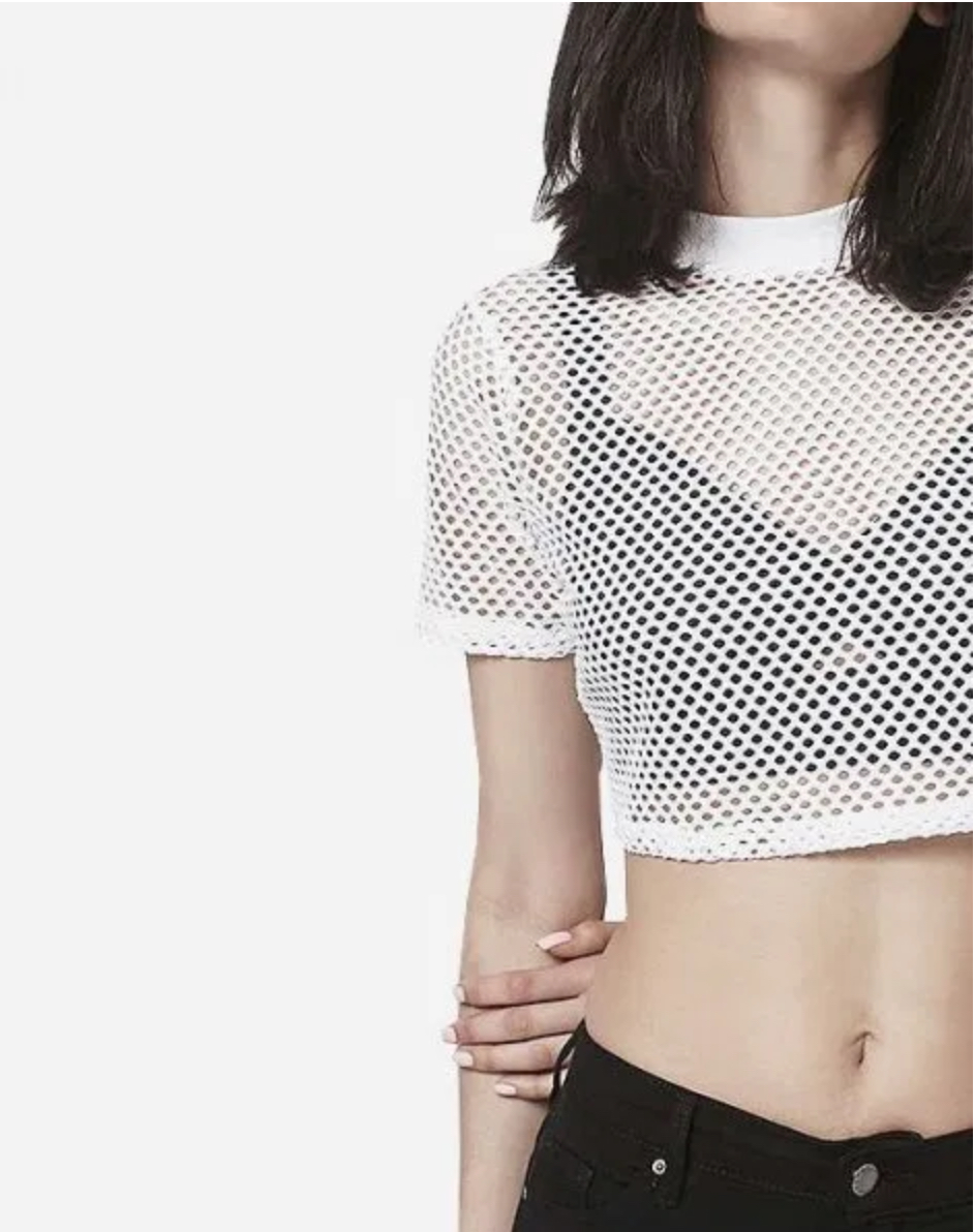 Phối áo lưới ngắn tay và bralette đen