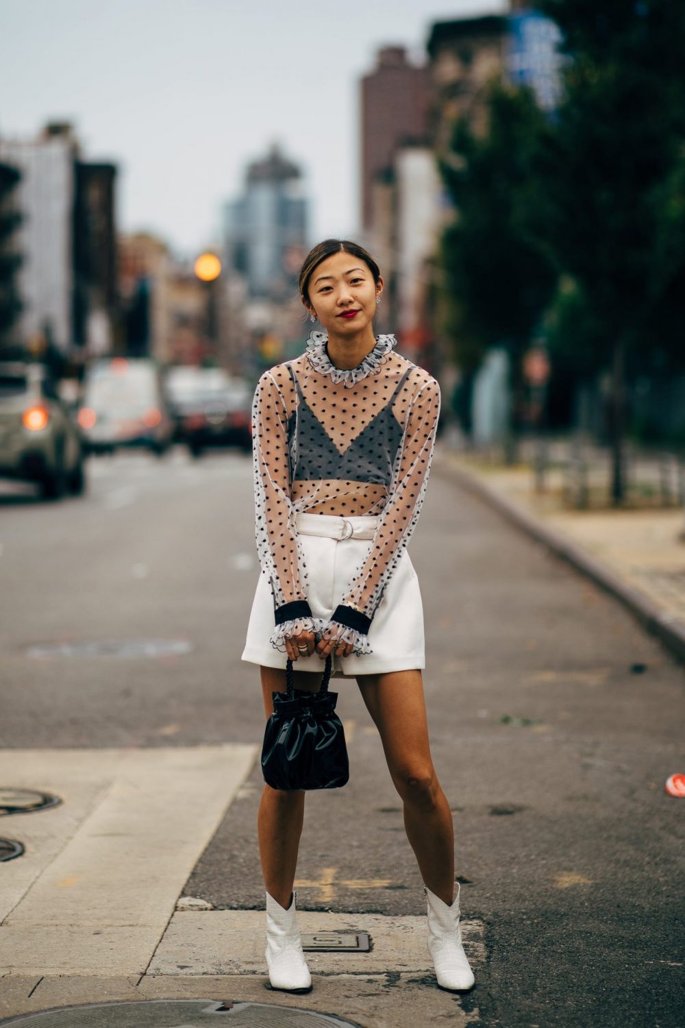 Cách phối đồ với áo lưới và quần short da