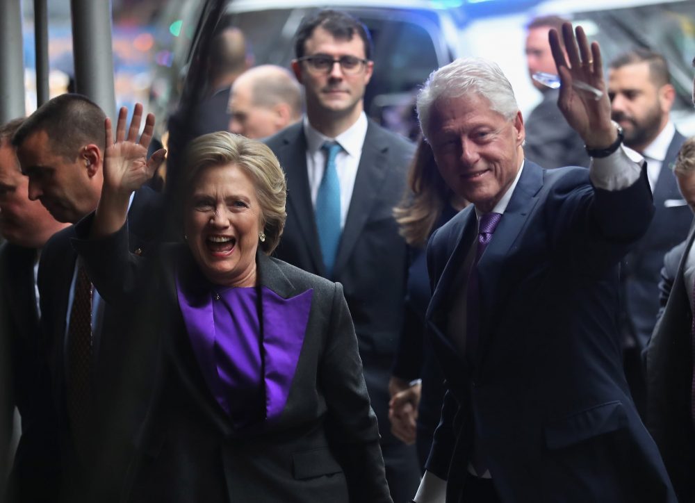 Bà Hillary Clinton mặc áo vest có cổ màu tím
