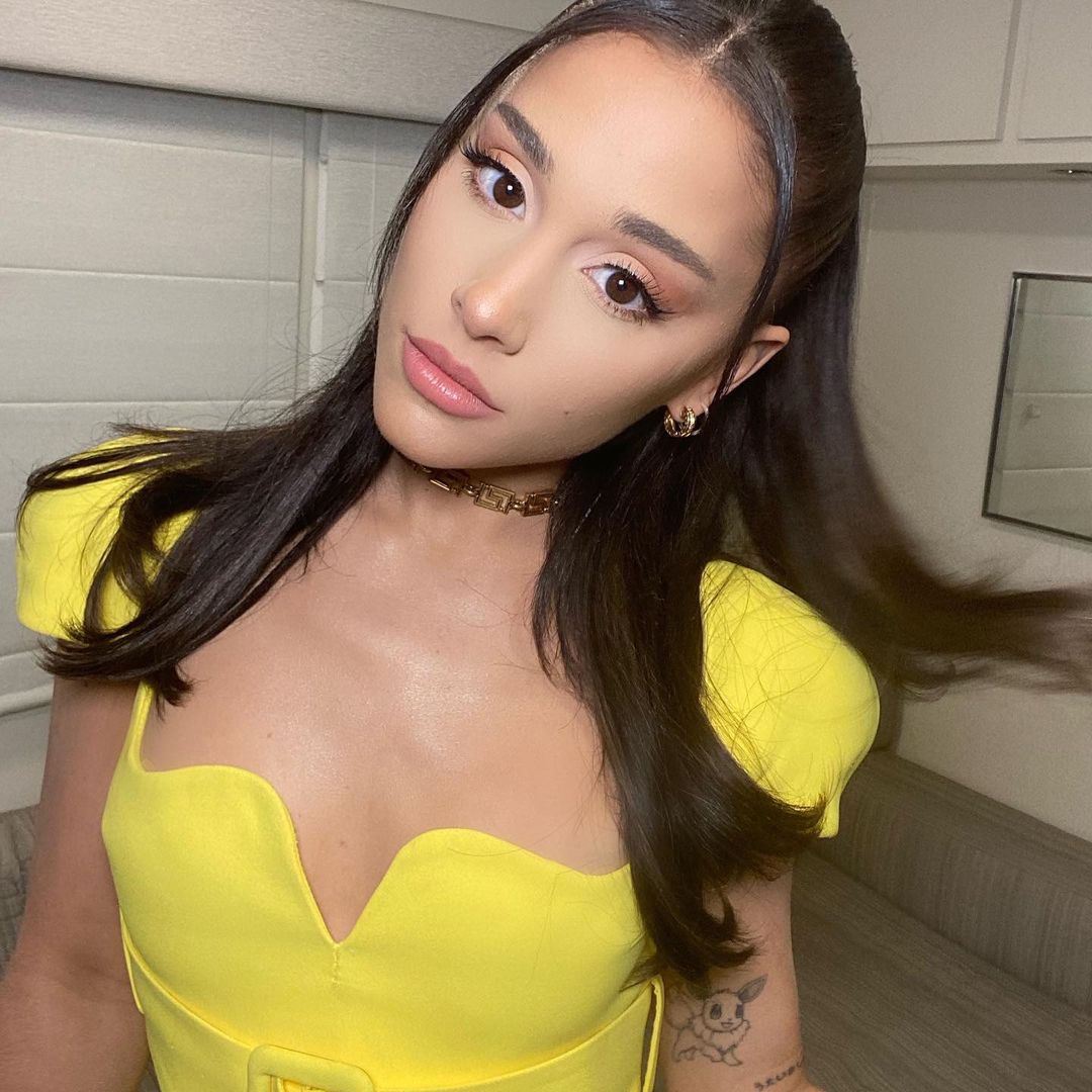 Ariana Grande diện bộ cánh Versace vàng rực rỡ ăn mừng ngừng giãn cách xã hội
