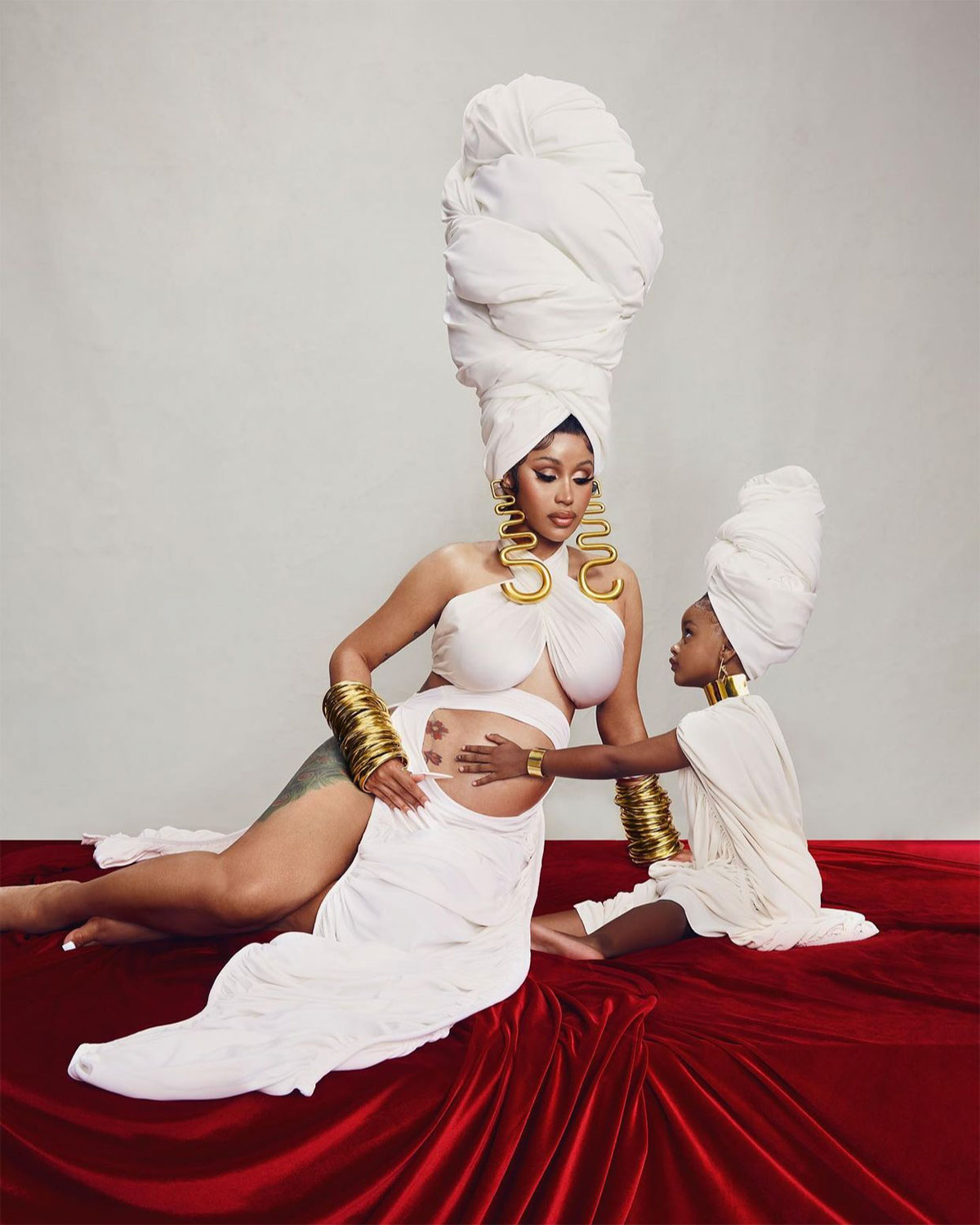 Cardi B ăn mừng mang thai đứa con thứ hai qua bộ ảnh tựa nữ thần châu Phi