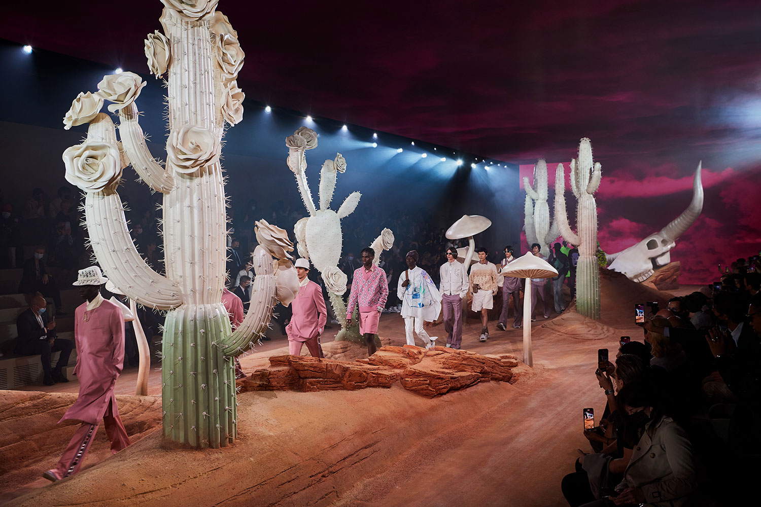 Dior Men Xuân Hè 2022: Bộ sưu tập Cactus Jack Dior