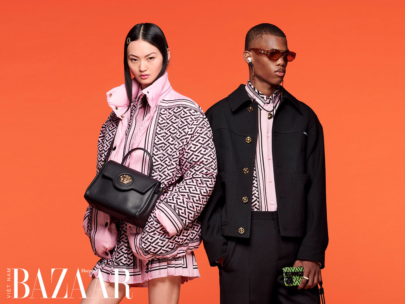 Versace Resort 2022: Logomania phong cách kẹo ngọt