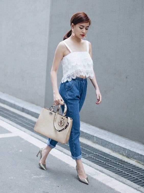 Hoàng Thùy Linh phối baggy jean với structured handbag