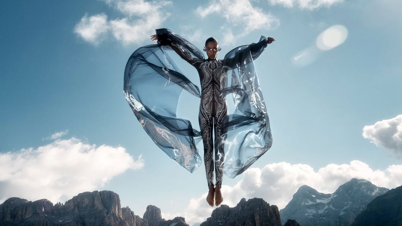 Iris Van Herpen Haute Couture Thu Đông 2021 biến thời trang cao cấp thành đồ đi nhảy dù