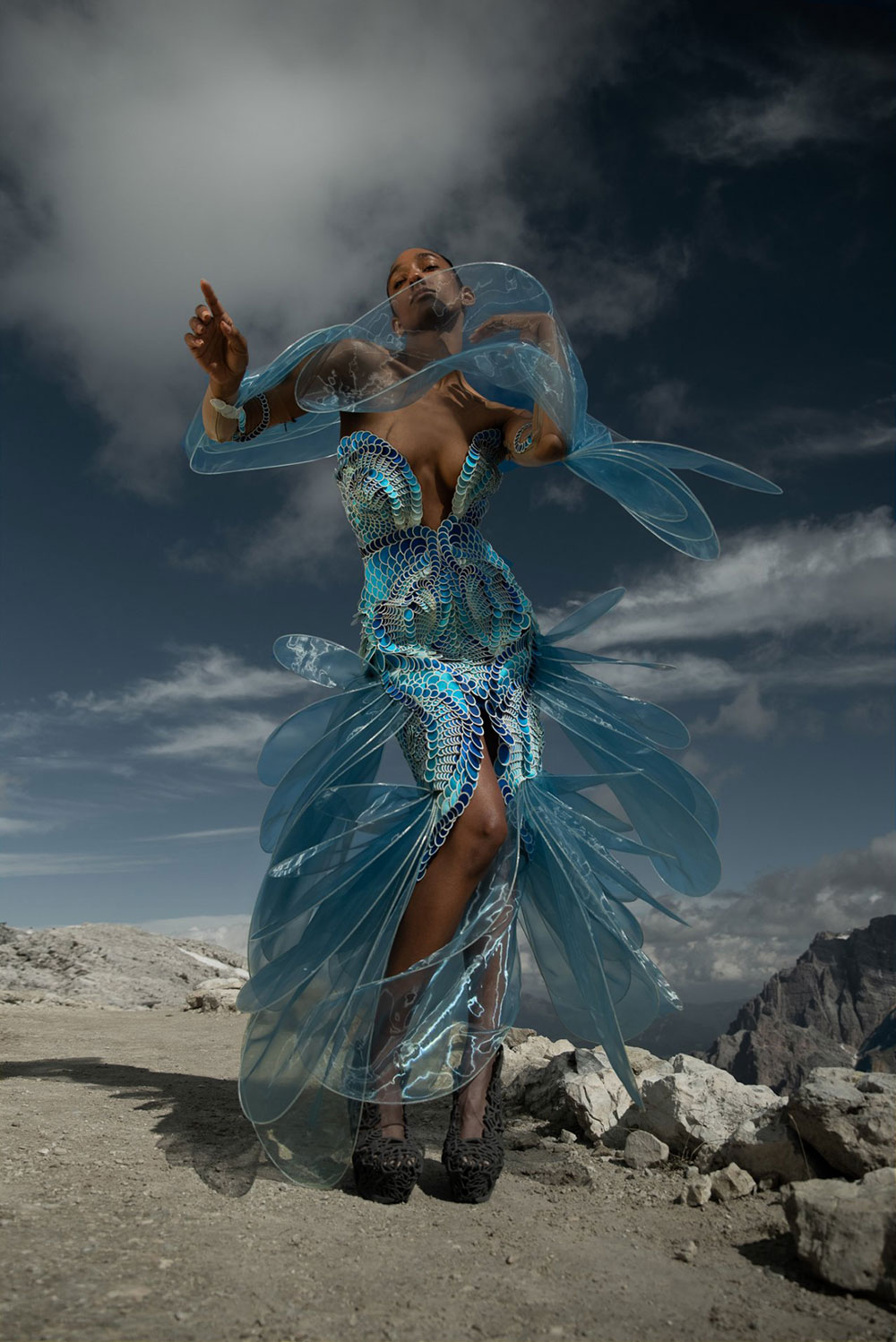 Iris Van Herpen Haute Couture Thu Đông 2021 biến thời trang cao cấp thành đồ đi nhảy dù