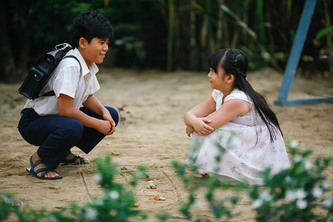 Minh Khang thủ vai Thư lúc nhỏ và Hà Mi đóng vai Tiểu Ly
