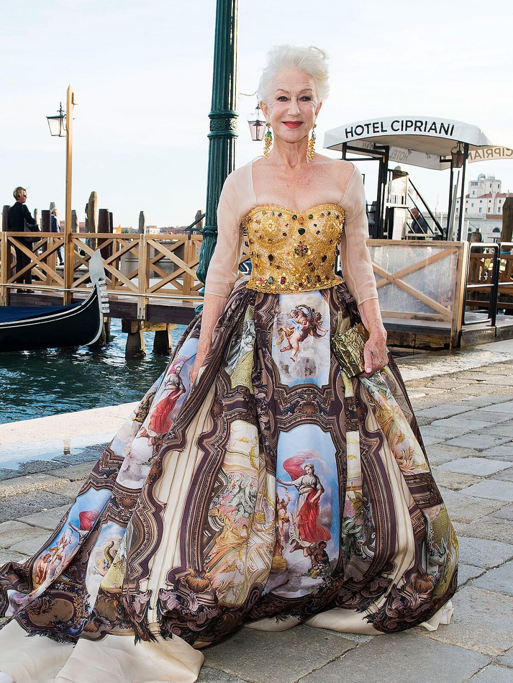 Helen Mirren trên thảm đỏ Dolce & Gabbana Alta Moda 2021