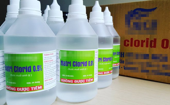 Nước muối sinh lý giúp làm sạch vùng da mụn