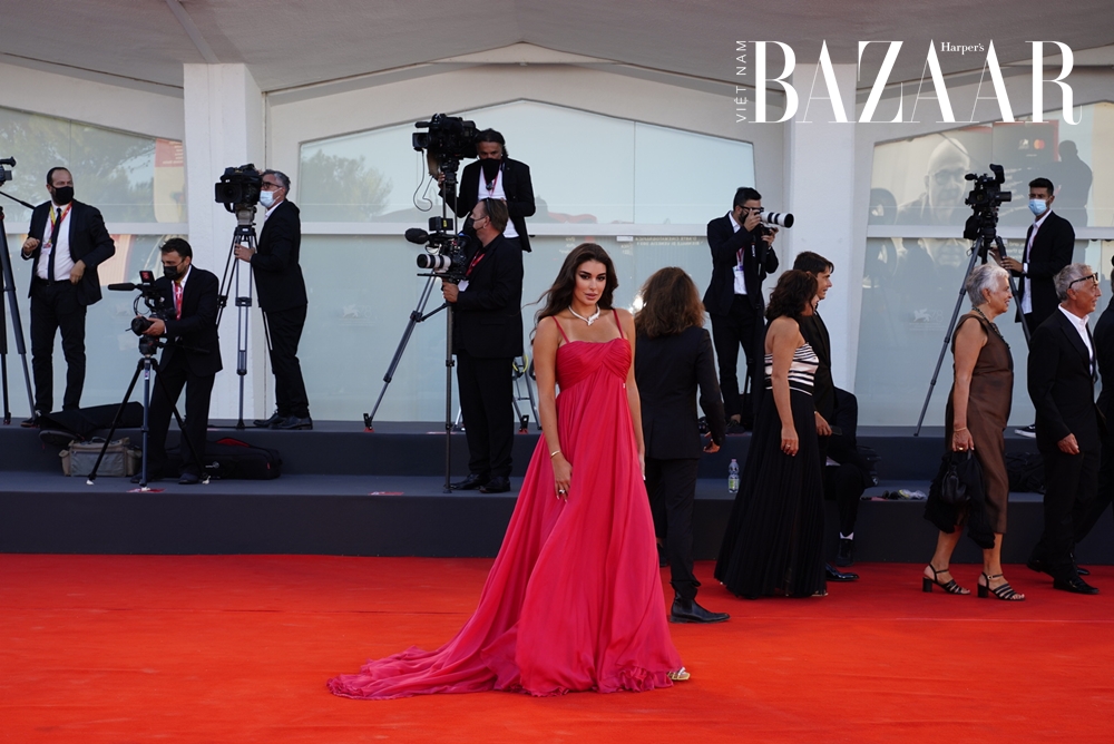 BZ-cartier-lien-hoan-phim-venice-2021-le-khai-mac-Yasmine Sabri BZ-cartier-lien-hoan-phim-venice-2021-le-khai-mac-Yasmine Sabri