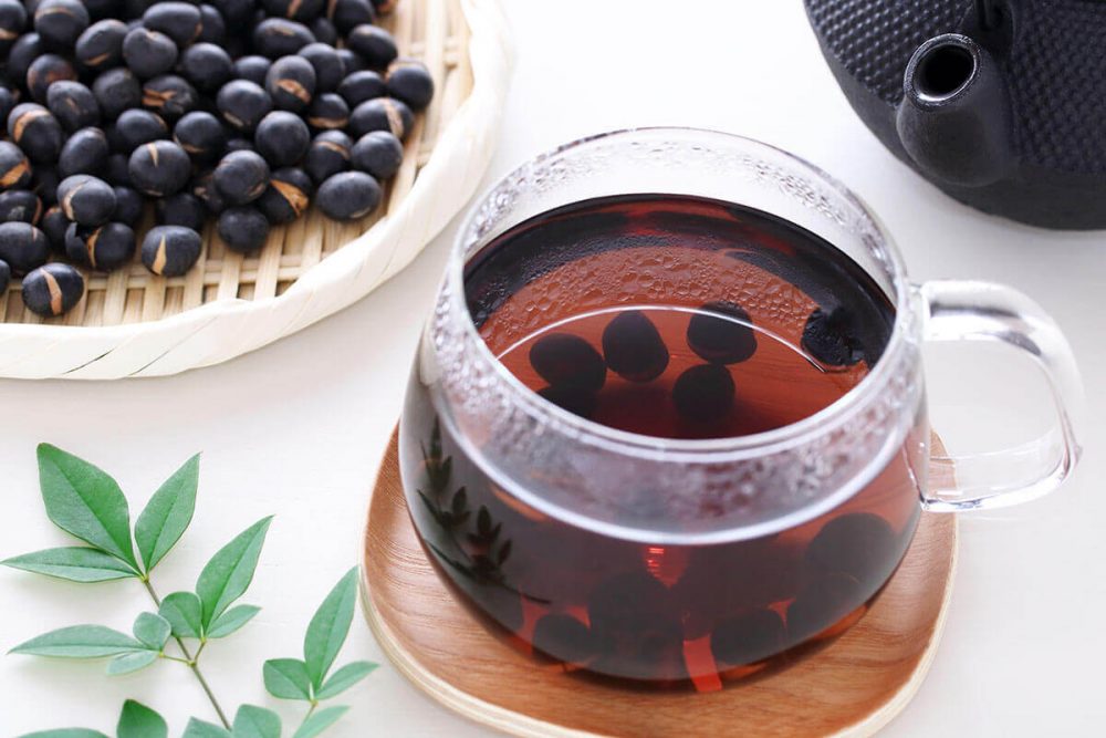 Nấu nước uống giải độc gan có khó không? Nước đậu đen rang vừa dễ làm vừa thơm ngon