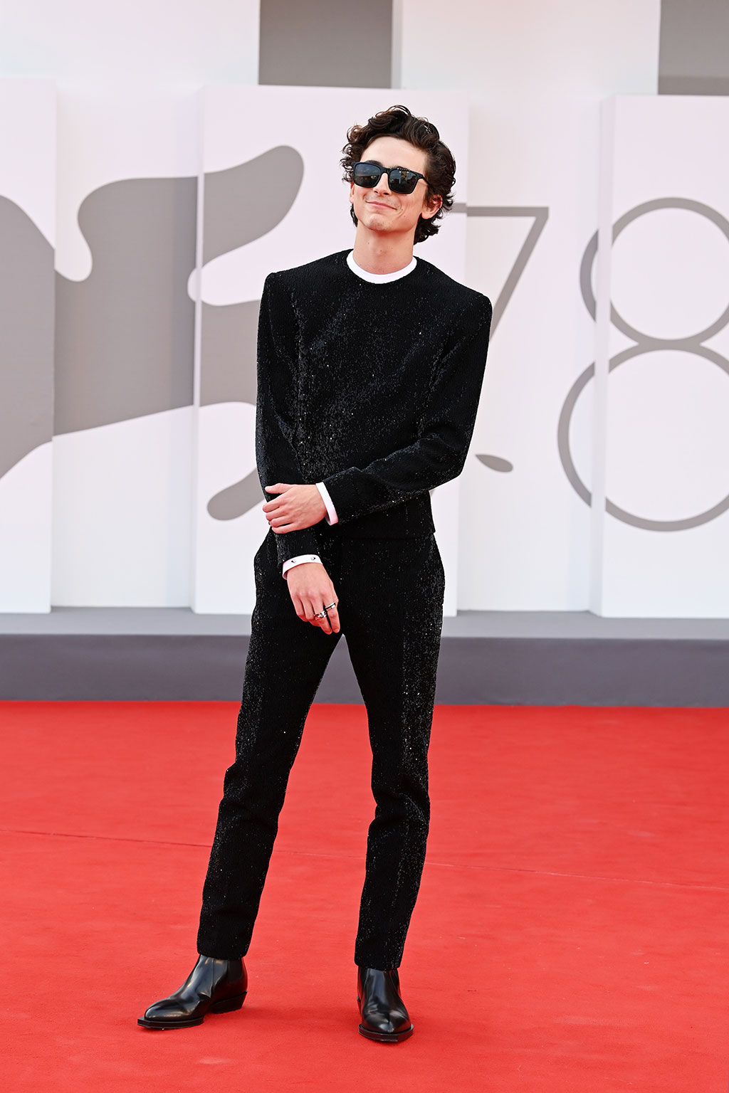 Thời trang thảm đỏ liên hoan phim Venice 2021: Timothée Chalamet