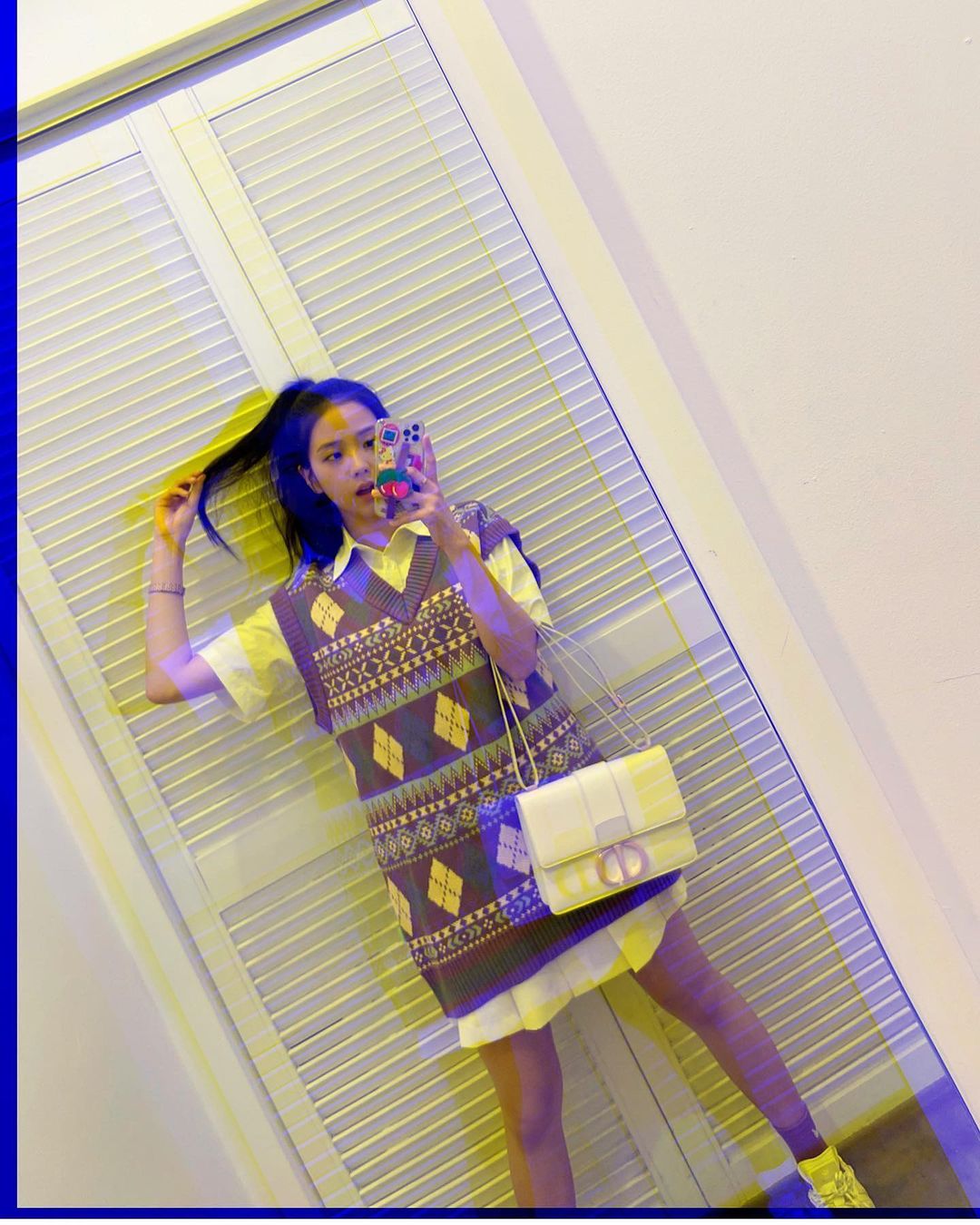 Jisoo (Blackpink) mặc áo ghi lê oversize