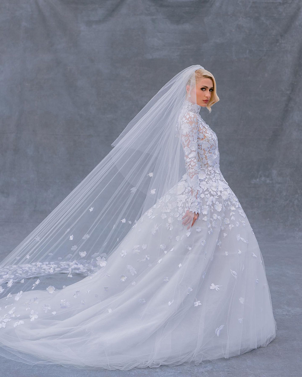 paris hilton trong mẫu thiết kế áo cưới của Oscar de la Renta