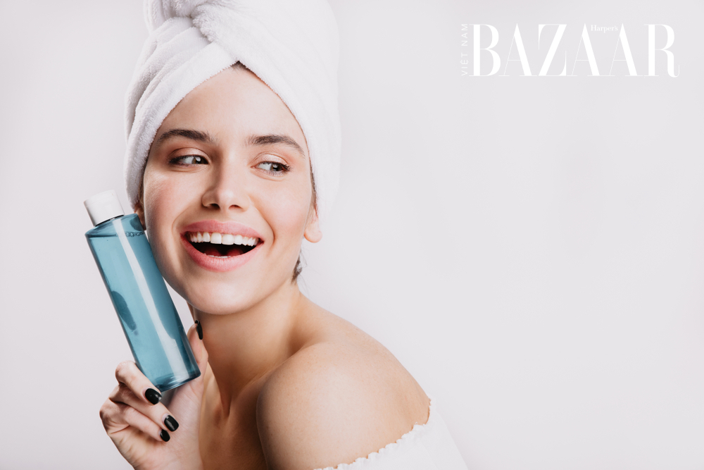 Bước 5: Thoa toner hoặc nước hoa hồng