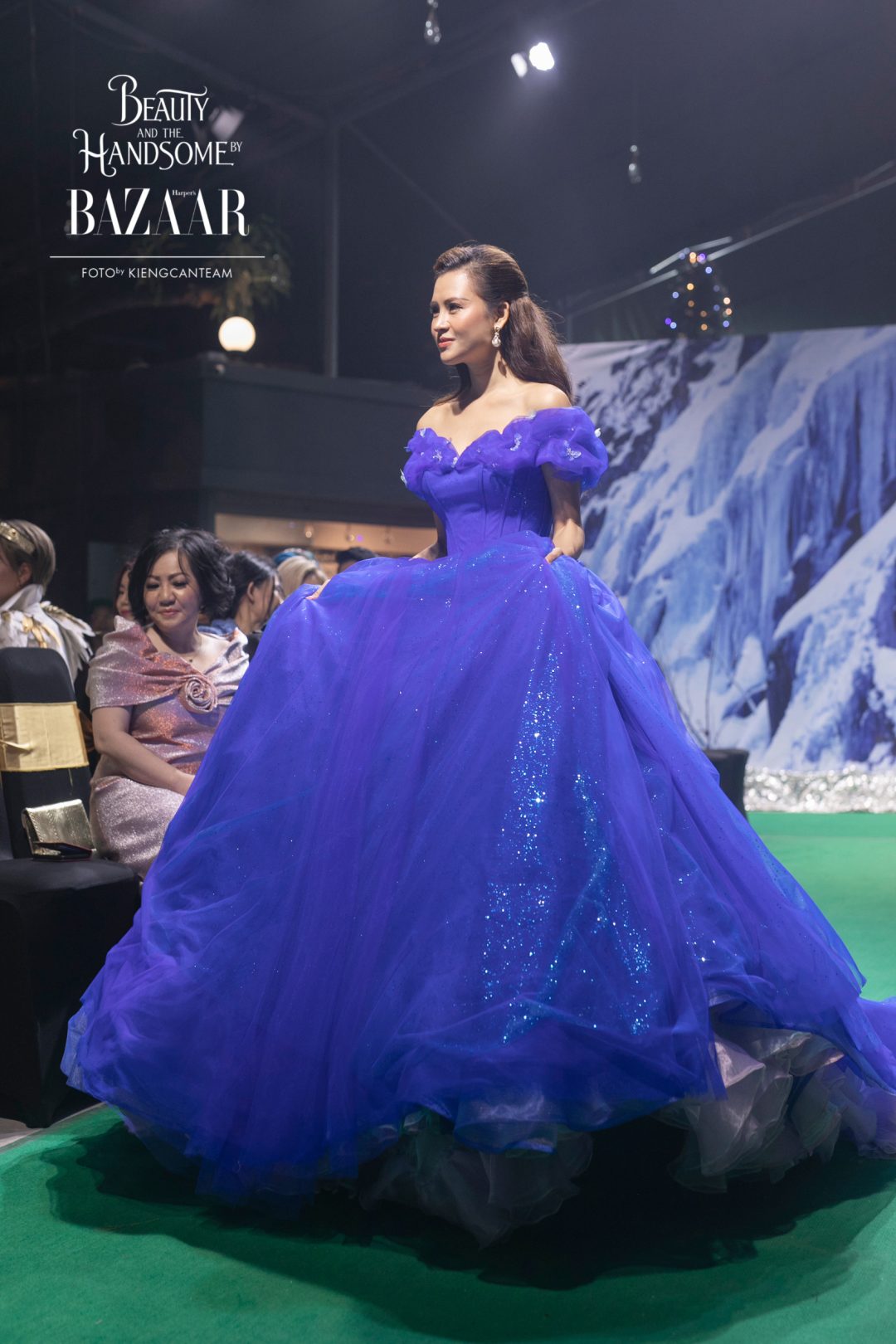 Trên sàn catwalk