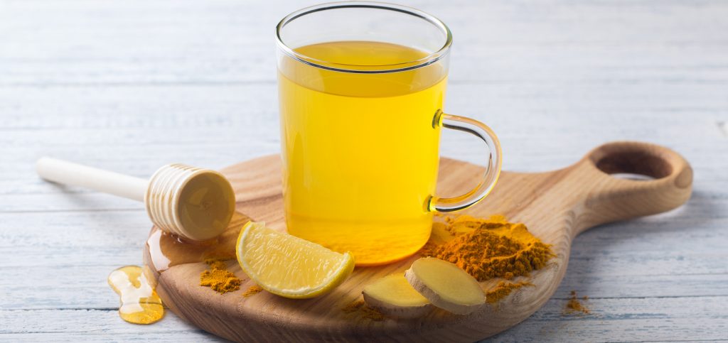 Nước detox cho da mặt mụn từ nghệ