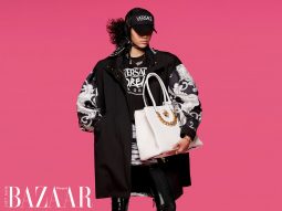 Versace Pre-Fall 2022 tô sắc trắng-đen cho họa tiết Baroque