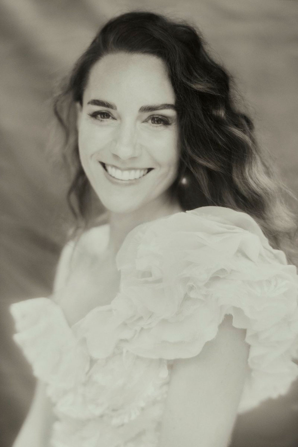 Với lối trang điểm nhẹ nhàng và nụ cười toả sáng, Kate Middleton đã mang đến một vẻ đẹp thân thiện của hoàng gia.