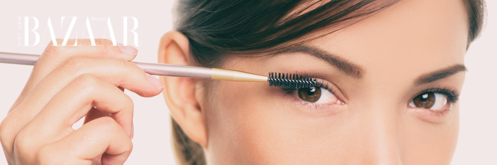 cô gái chải mascara dưỡng mi
