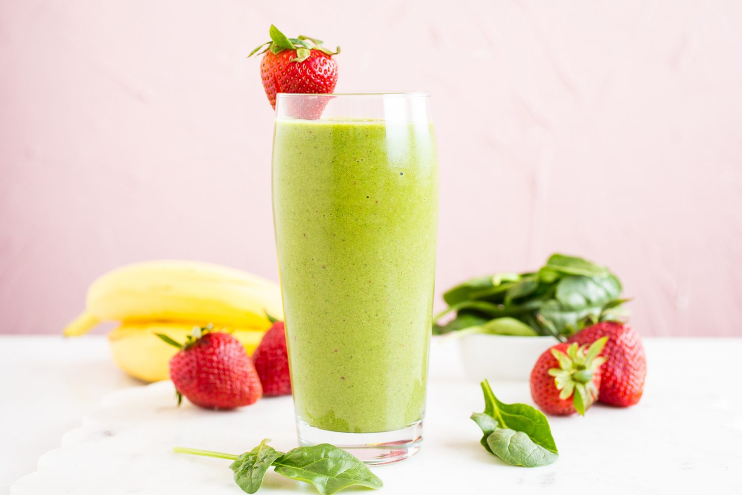 Sinh tố detox chuối, dâu tây, cải bó xôi