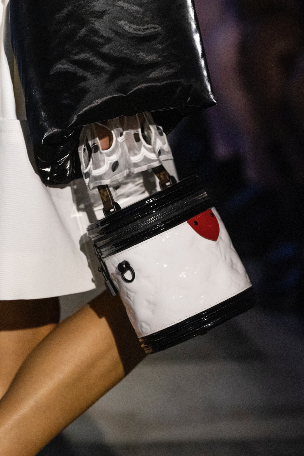 Túi Louis Vuitton Cannes Xuân Hè 2022 chất liệu da bóng 