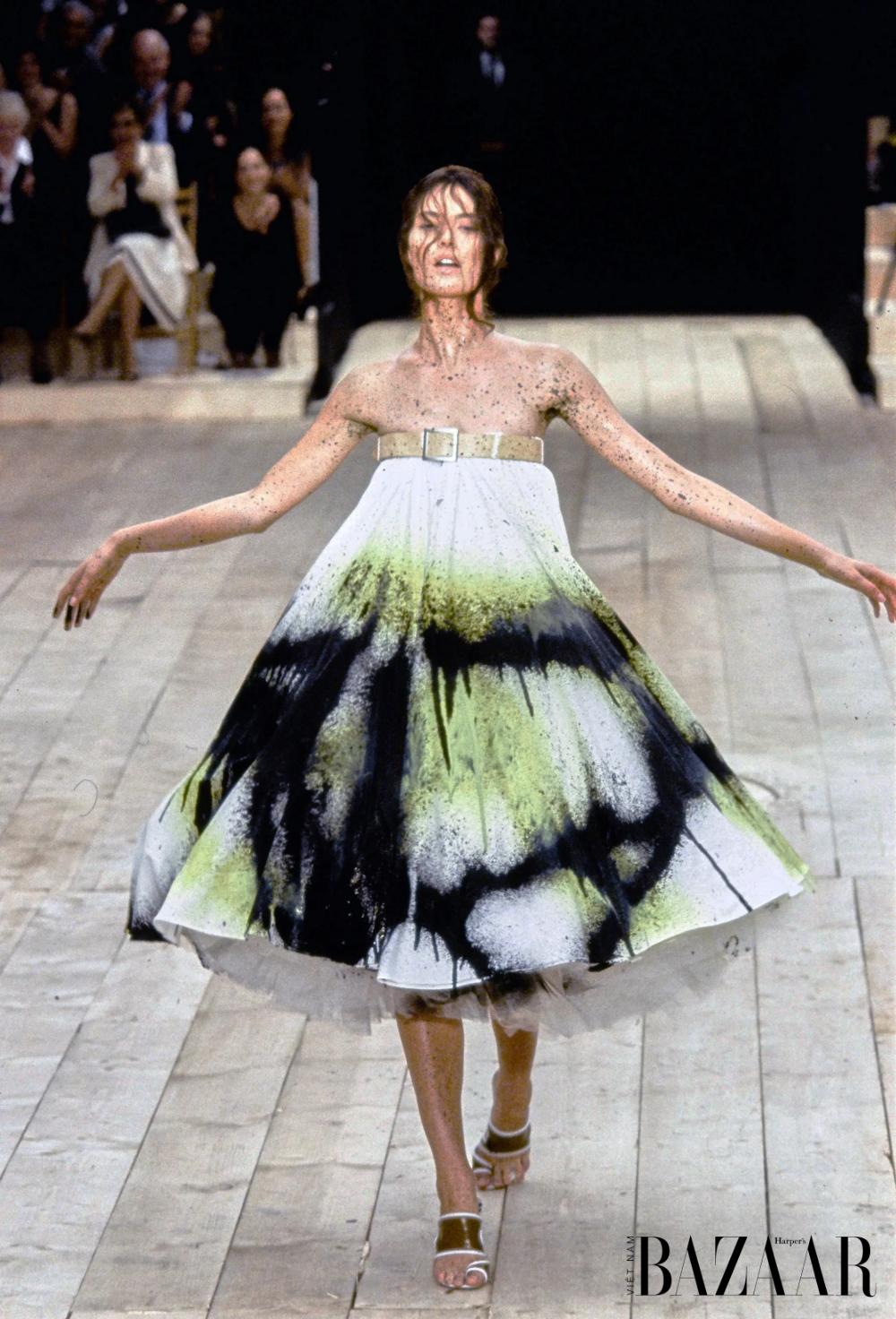 BZ-alexander-mcqueen-fashion-show-fw22-no-13