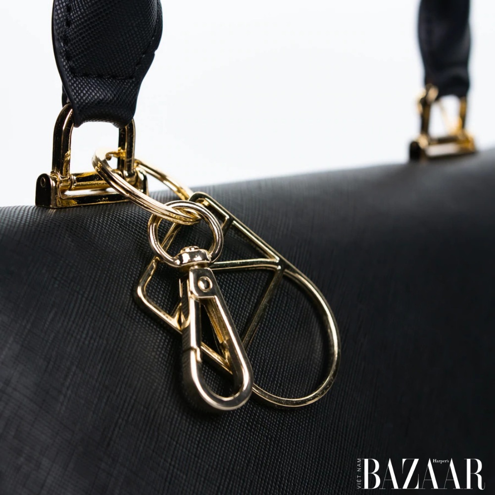 BZ-chat-lieu-da-saffiano-mario-prada-07