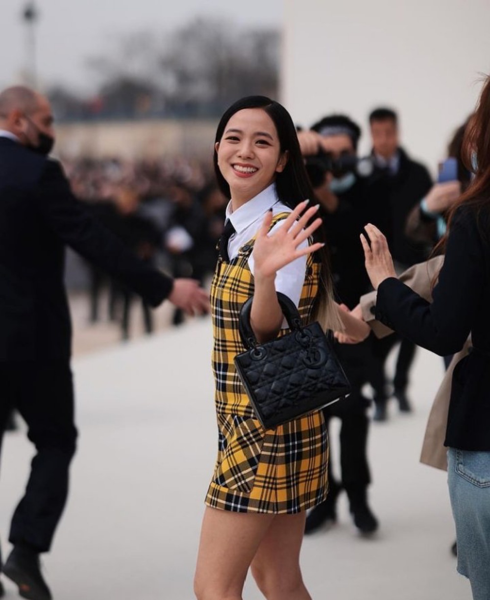 Top 1 trending toàn cầu: Jisoo tại show Dior Thu Đông 2022 ở tuần lễ thời trang Paris