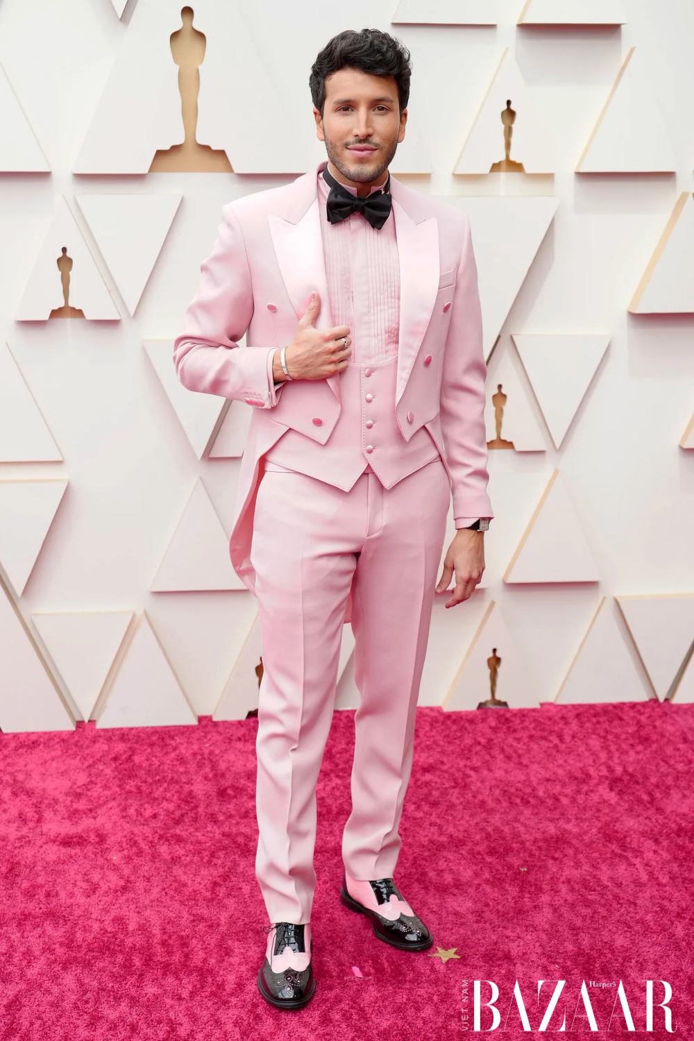 Sebastian-Yatra-Moschino-BZ-thoi-trang-tham-do-Oscar-2022-red-carpet-best-looks