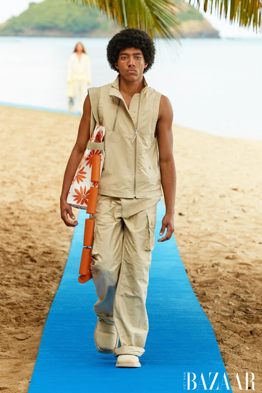 bz-jacquemus-spring-summer-2022-hawaii-runway-13