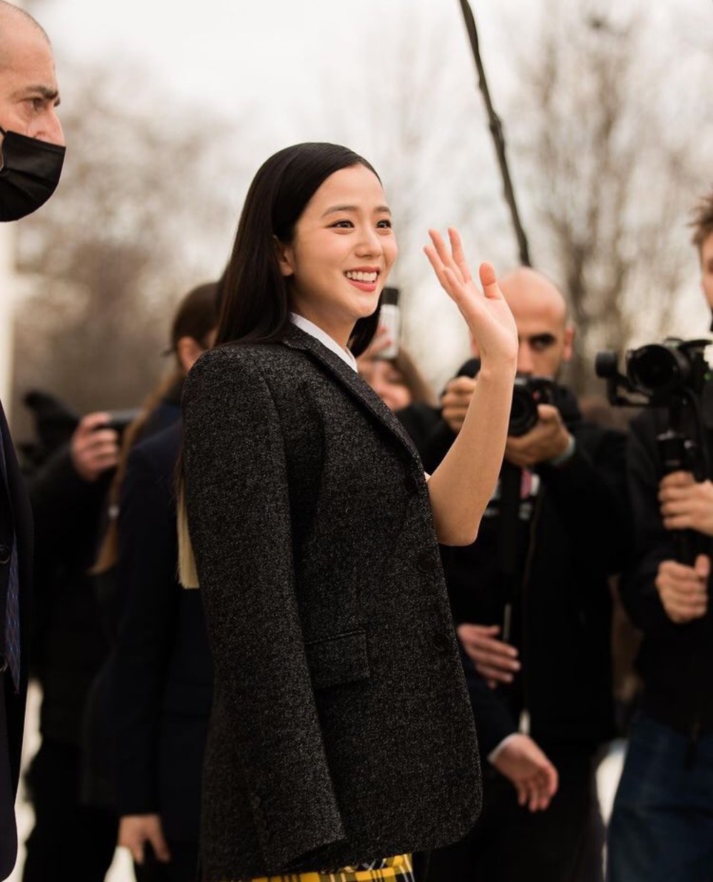 Top 1 trending toàn cầu: Jisoo tại show Dior Thu Đông 2022 ở tuần lễ thời trang Paris