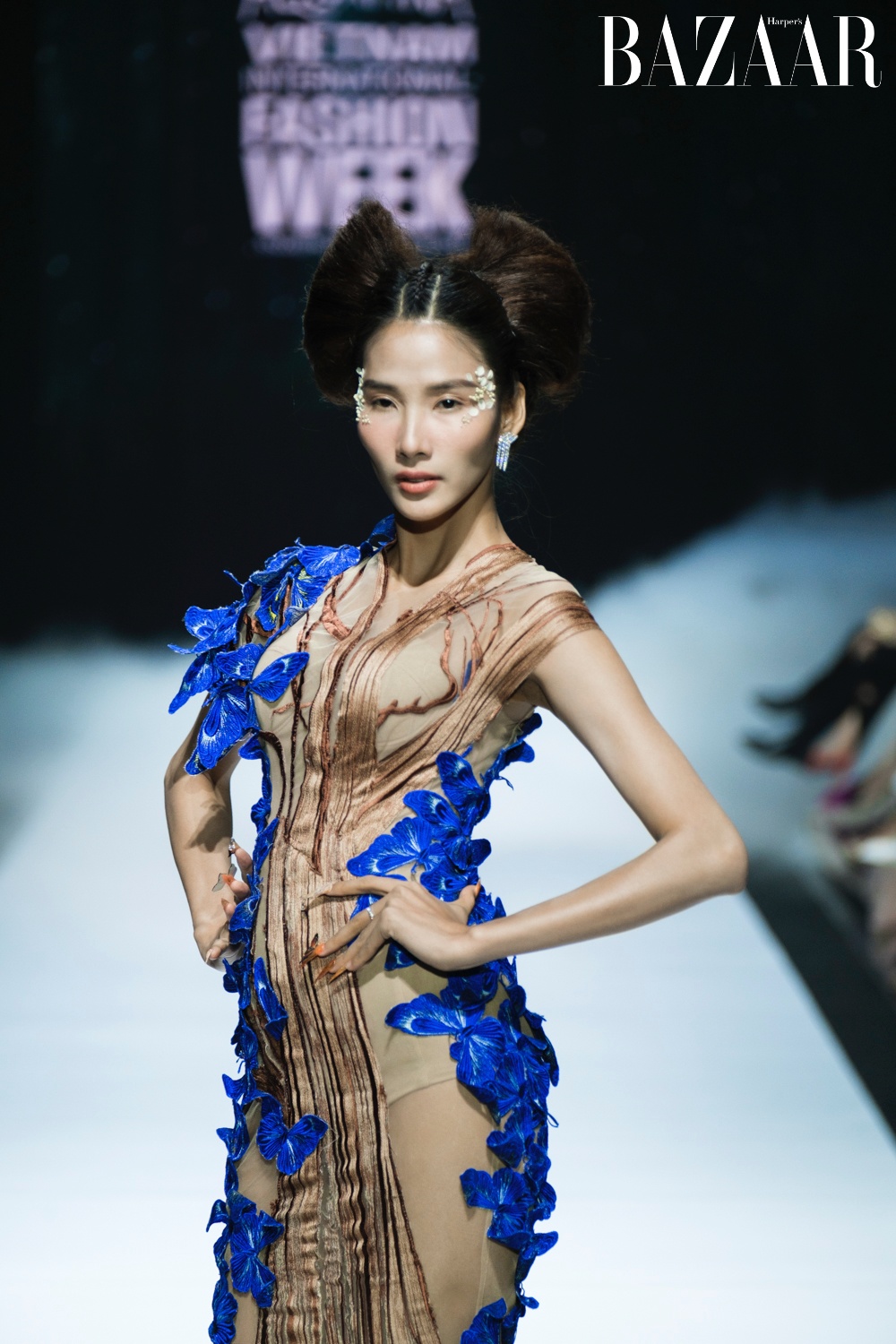 Hoàng Thùy mở màn show diễn Bướm hoang by Hoàng Hải