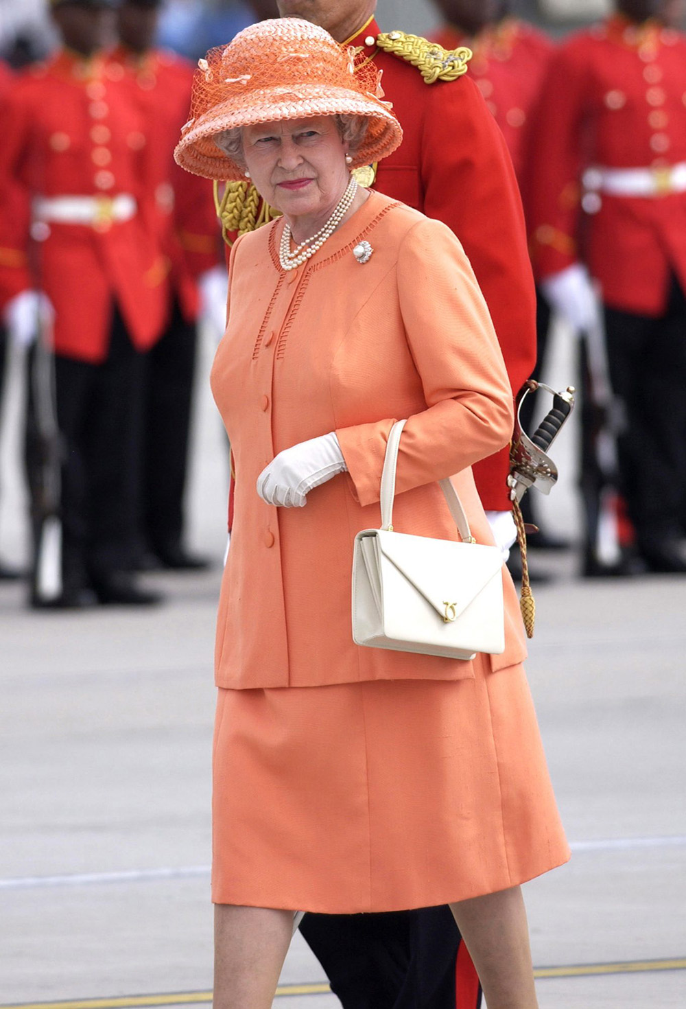 Nữ hoàng Elizabeth II và túi xách Launer Nữ hoàng Elizabeth II và túi xách Launer