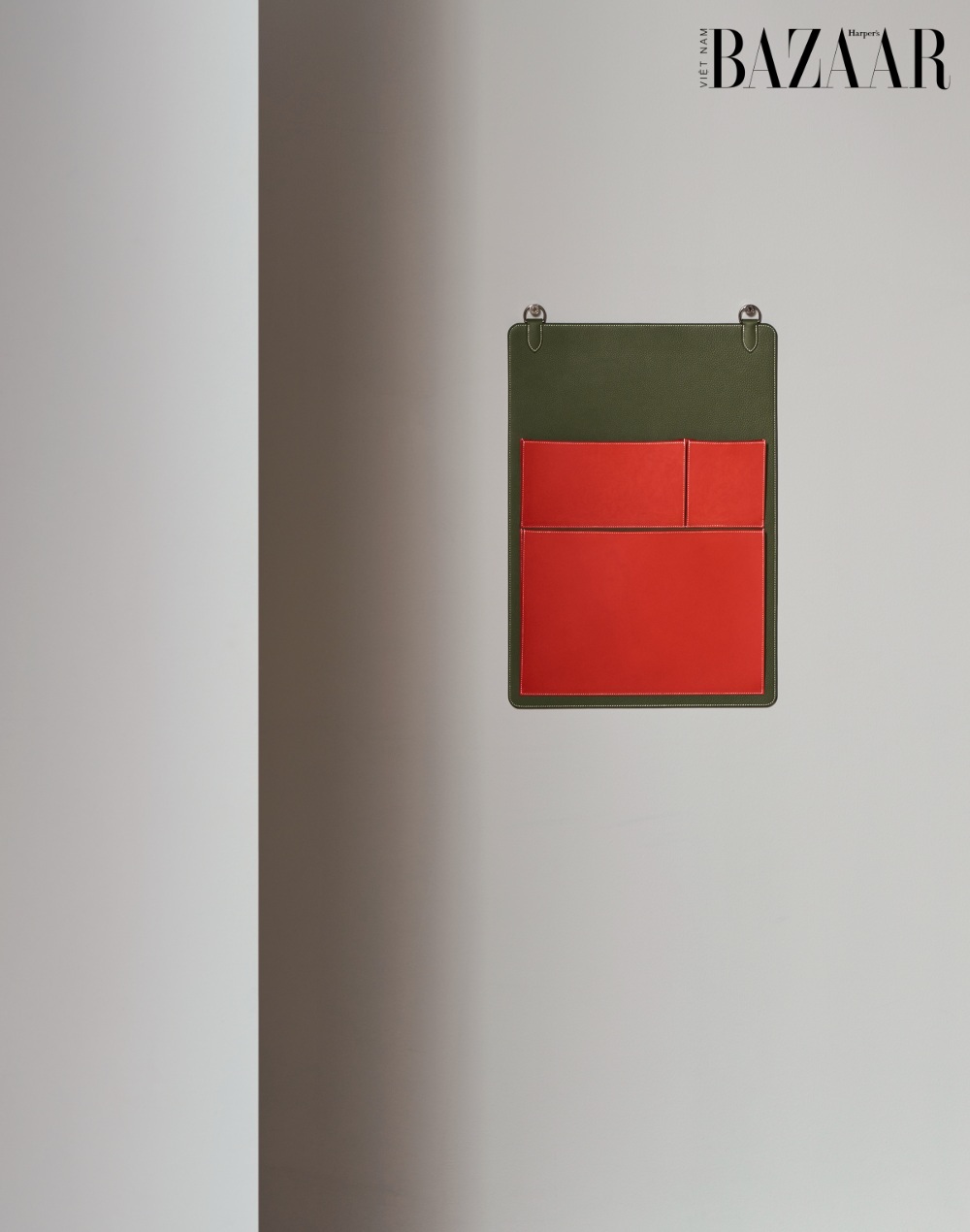 BZ-Hermes-thiet-ke-noi-that-Milan-design-week-2022-Gazette-wall-mounted-organiser-Hermes-©Hugo-Mapelli