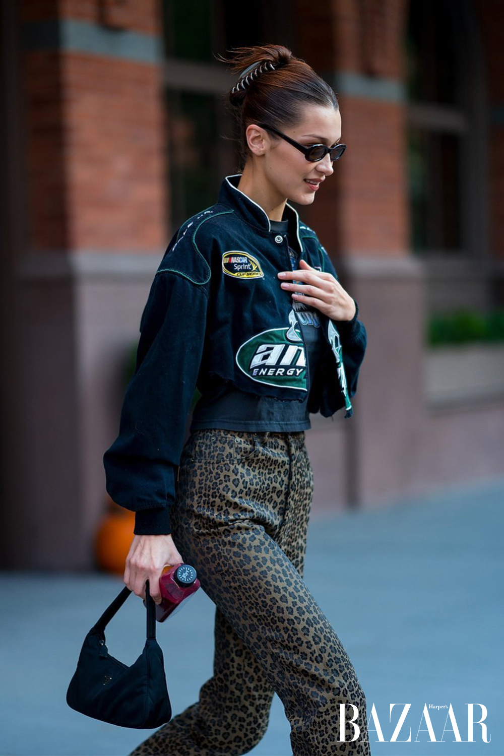 Bella Hadid phong cách trong trang phục hàng ngày.