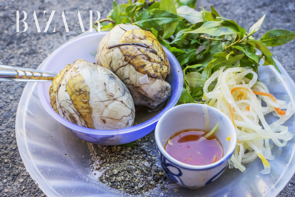 Ai không nên ăn trứng vịt lộn 