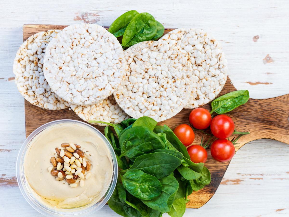 Bánh gạo và rau củ